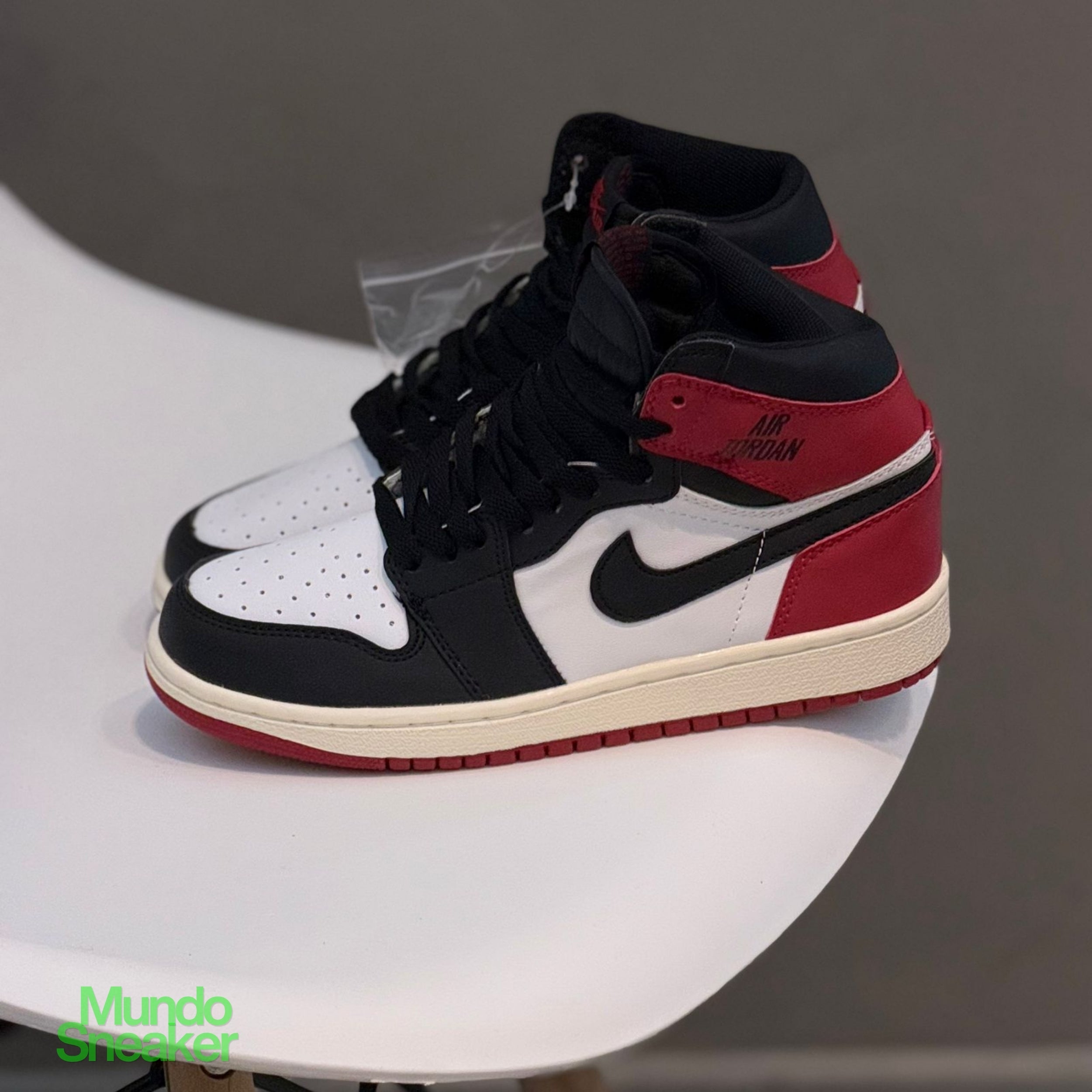 JORDAN RETRO 1 BOTA NEGRA ROJA